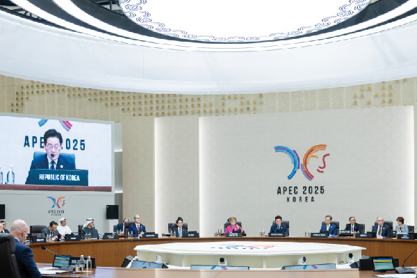 Crown Prince of UAE Attends APEC Forum