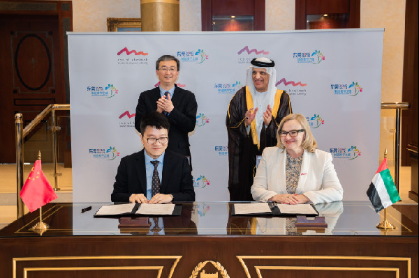 Saud bin Saqr Signs MoUs with Dongguan Delegation