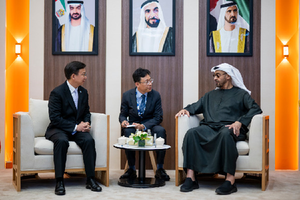 UAE President Reviews Innovations at Airshow