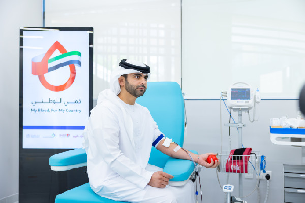 Mansour bin Mohammed Donates Blood for Campaign