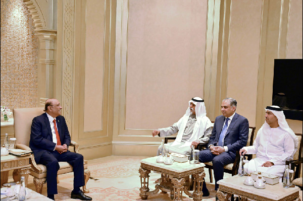 Pakistan President Meets UAE Official in Abu Dhabi